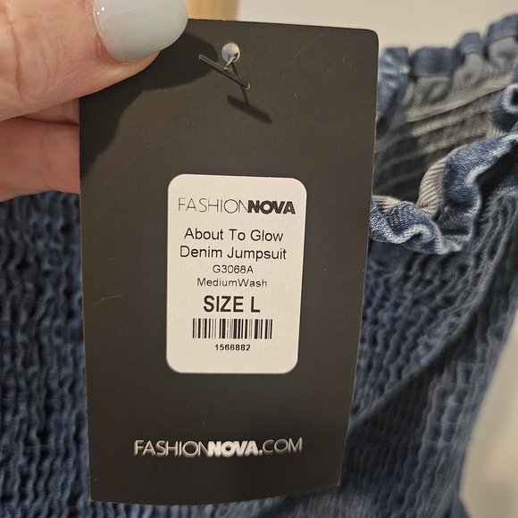 Fashion Nova High Rise Blue Jeans - Picture 4 of 7